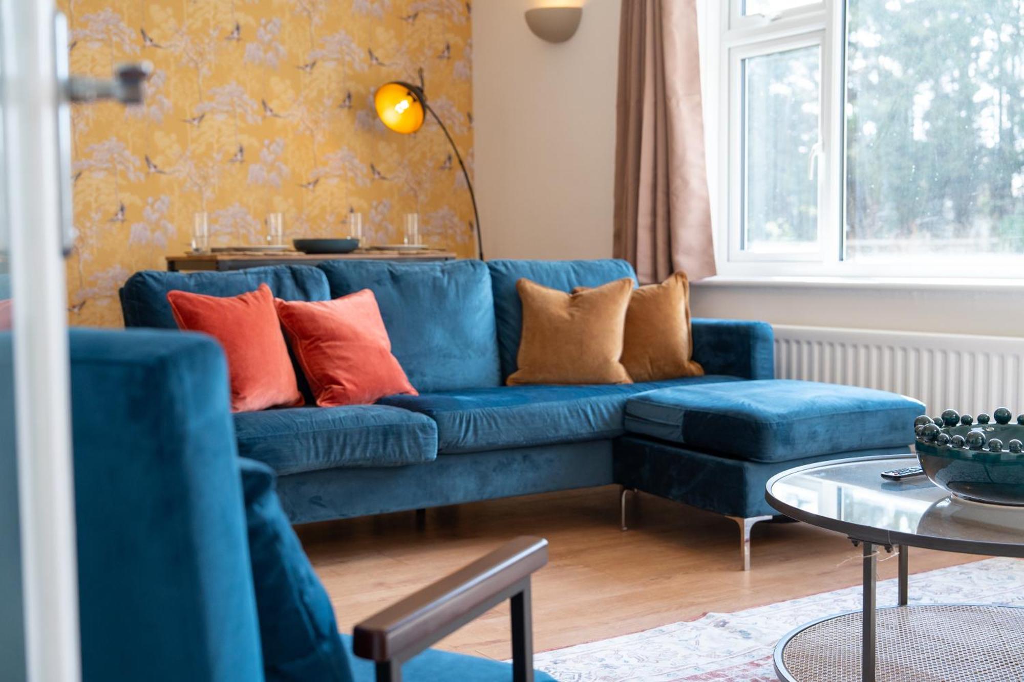 Stylish 4 Bedroom Spacious Retreat With Parking - Sleeps 10 - Families & Contractors Canterbury Exterior foto