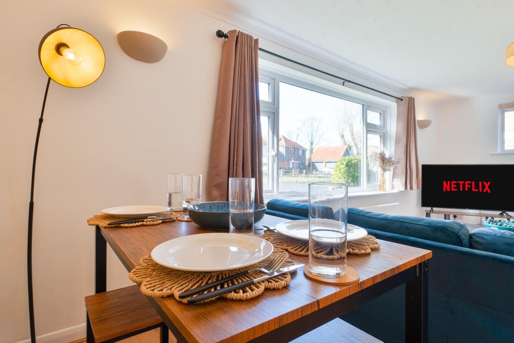 Stylish 4 Bedroom Spacious Retreat With Parking - Sleeps 10 - Families & Contractors Canterbury Exterior foto