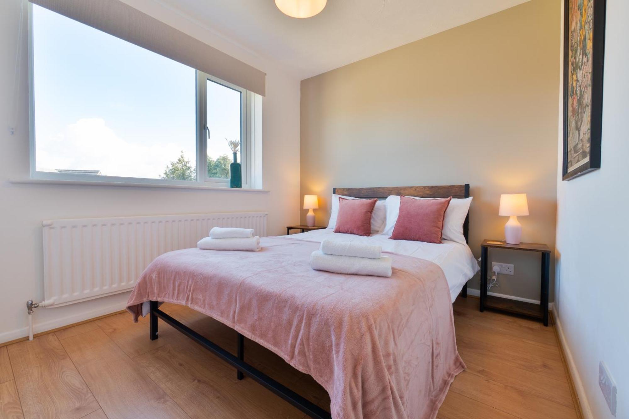 Stylish 4 Bedroom Spacious Retreat With Parking - Sleeps 10 - Families & Contractors Canterbury Exterior foto