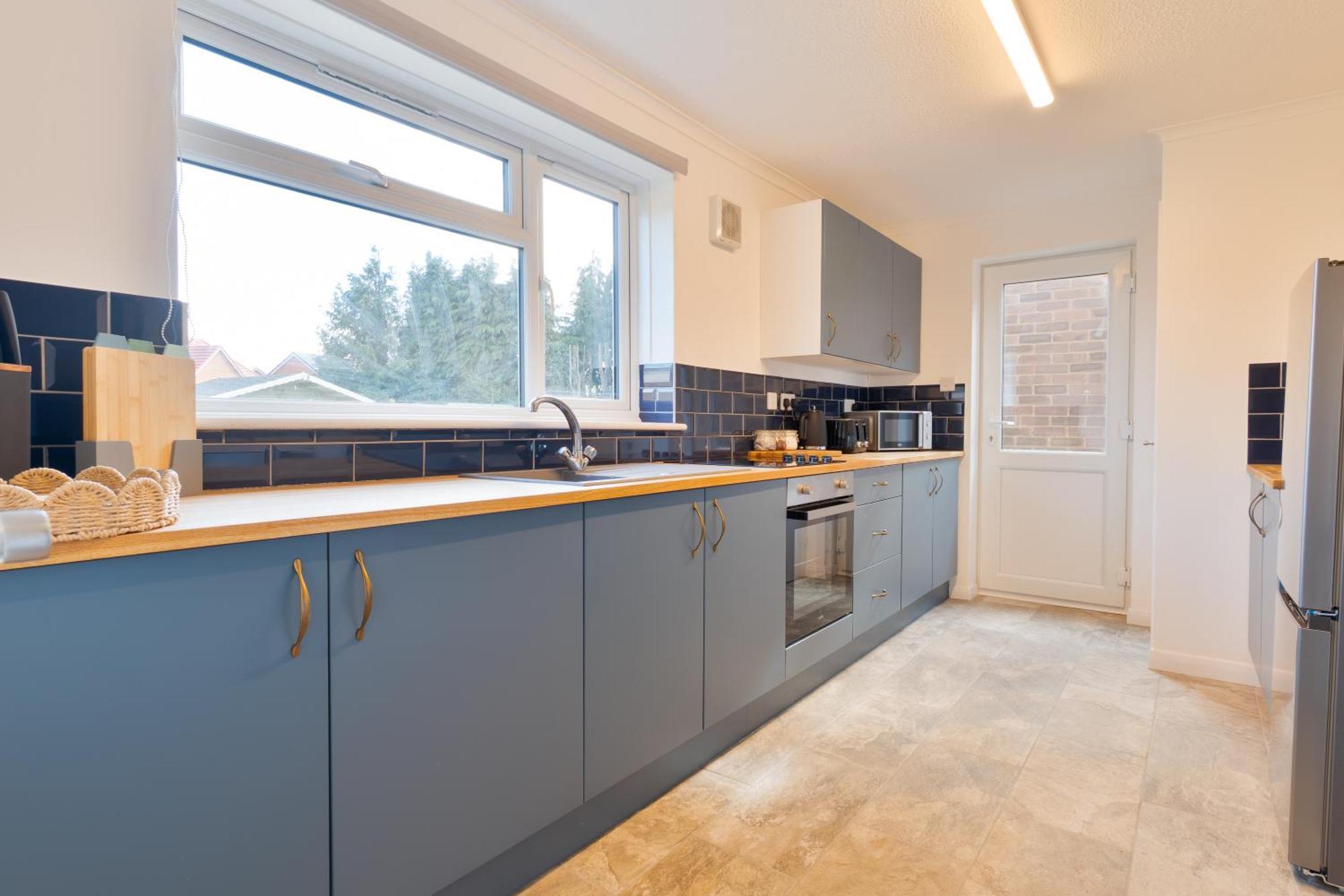 Stylish 4 Bedroom Spacious Retreat With Parking - Sleeps 10 - Families & Contractors Canterbury Exterior foto