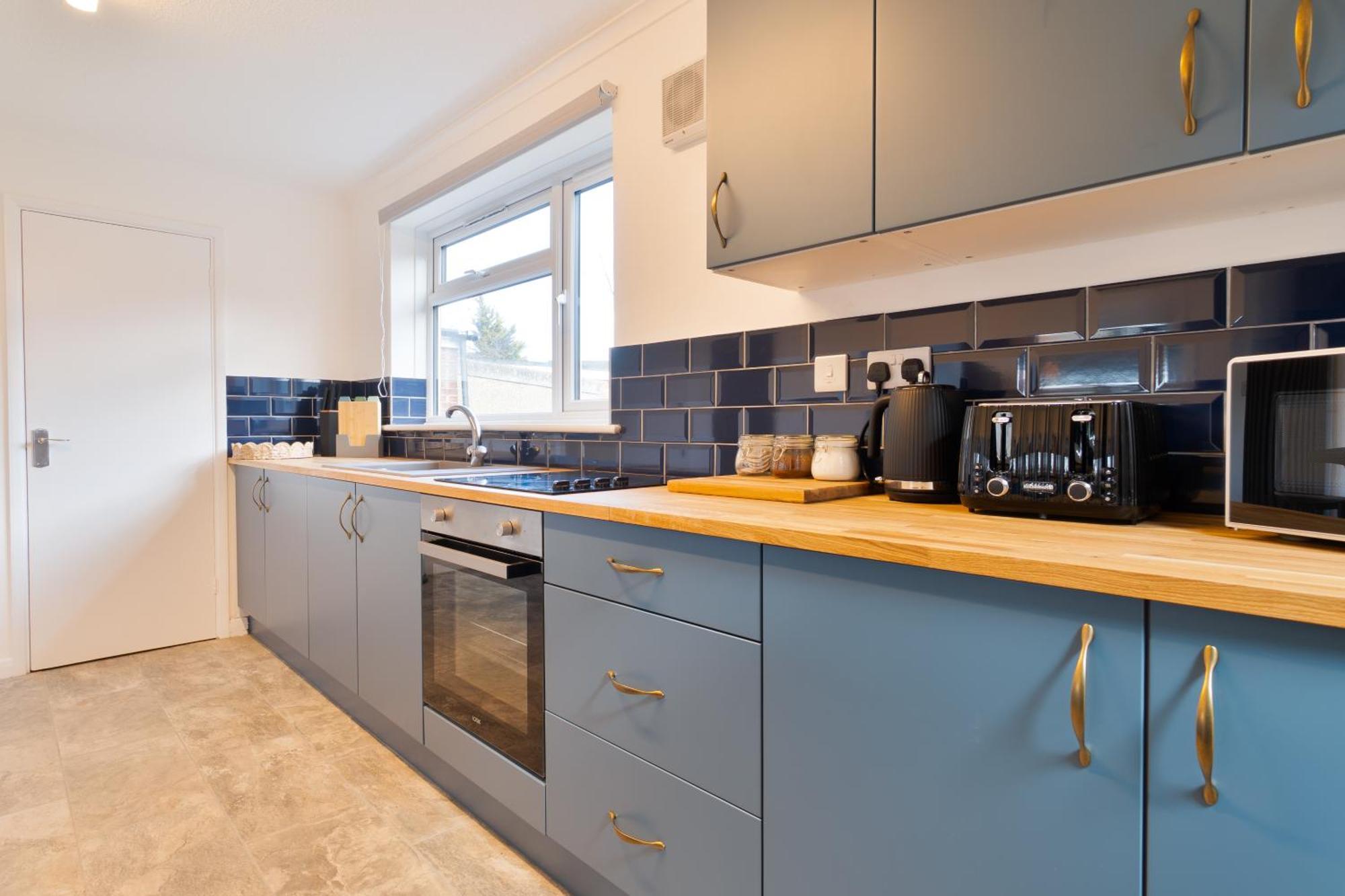 Stylish 4 Bedroom Spacious Retreat With Parking - Sleeps 10 - Families & Contractors Canterbury Exterior foto