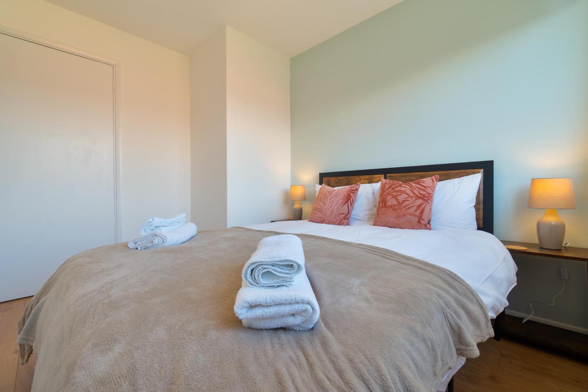 Stylish 4 Bedroom Spacious Retreat With Parking - Sleeps 10 - Families & Contractors Canterbury Exterior foto