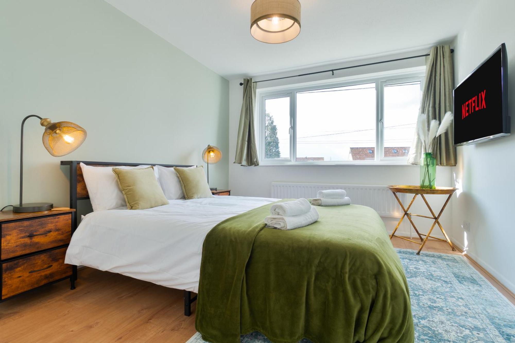 Stylish 4 Bedroom Spacious Retreat With Parking - Sleeps 10 - Families & Contractors Canterbury Exterior foto
