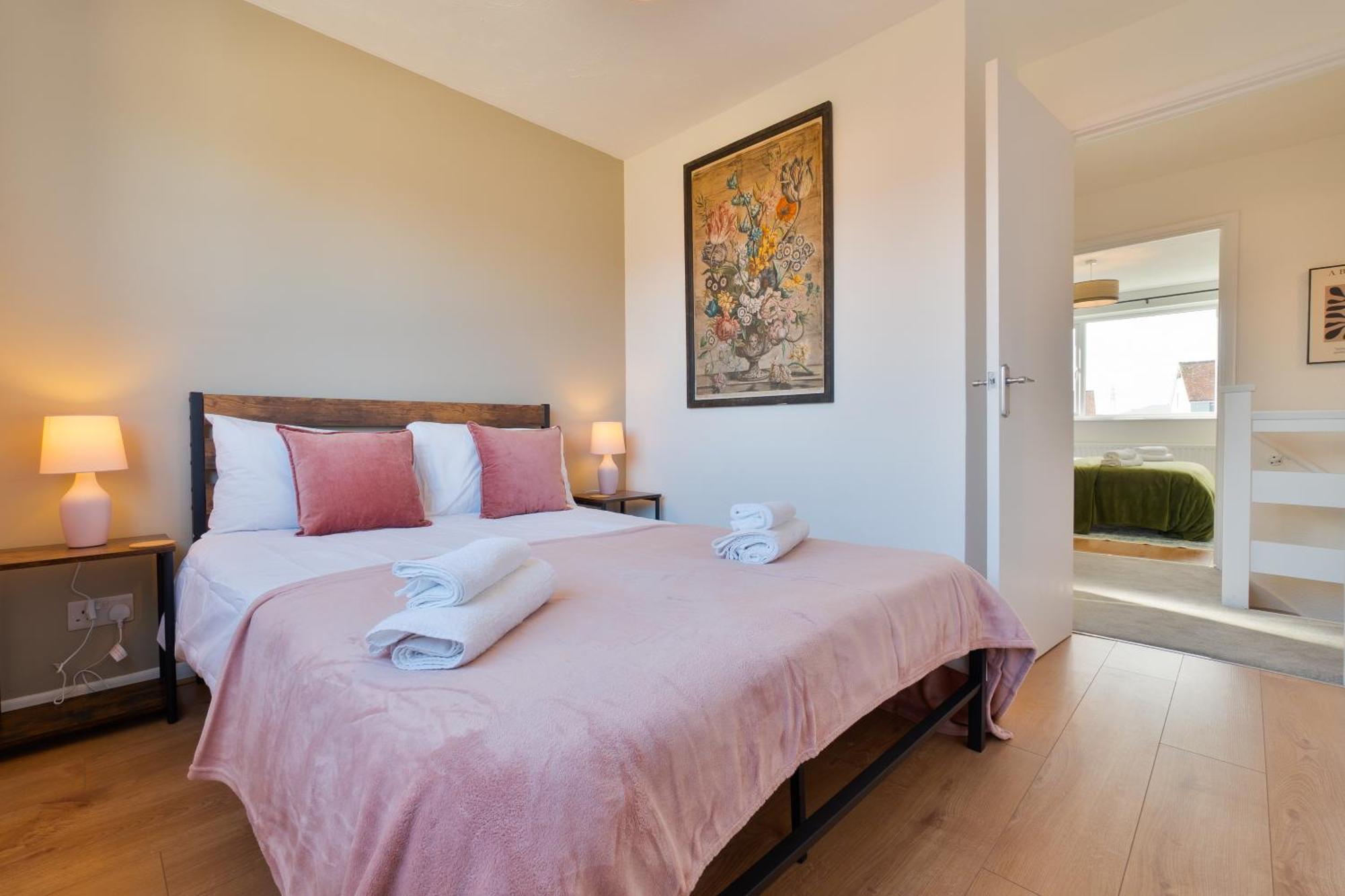 Stylish 4 Bedroom Spacious Retreat With Parking - Sleeps 10 - Families & Contractors Canterbury Exterior foto