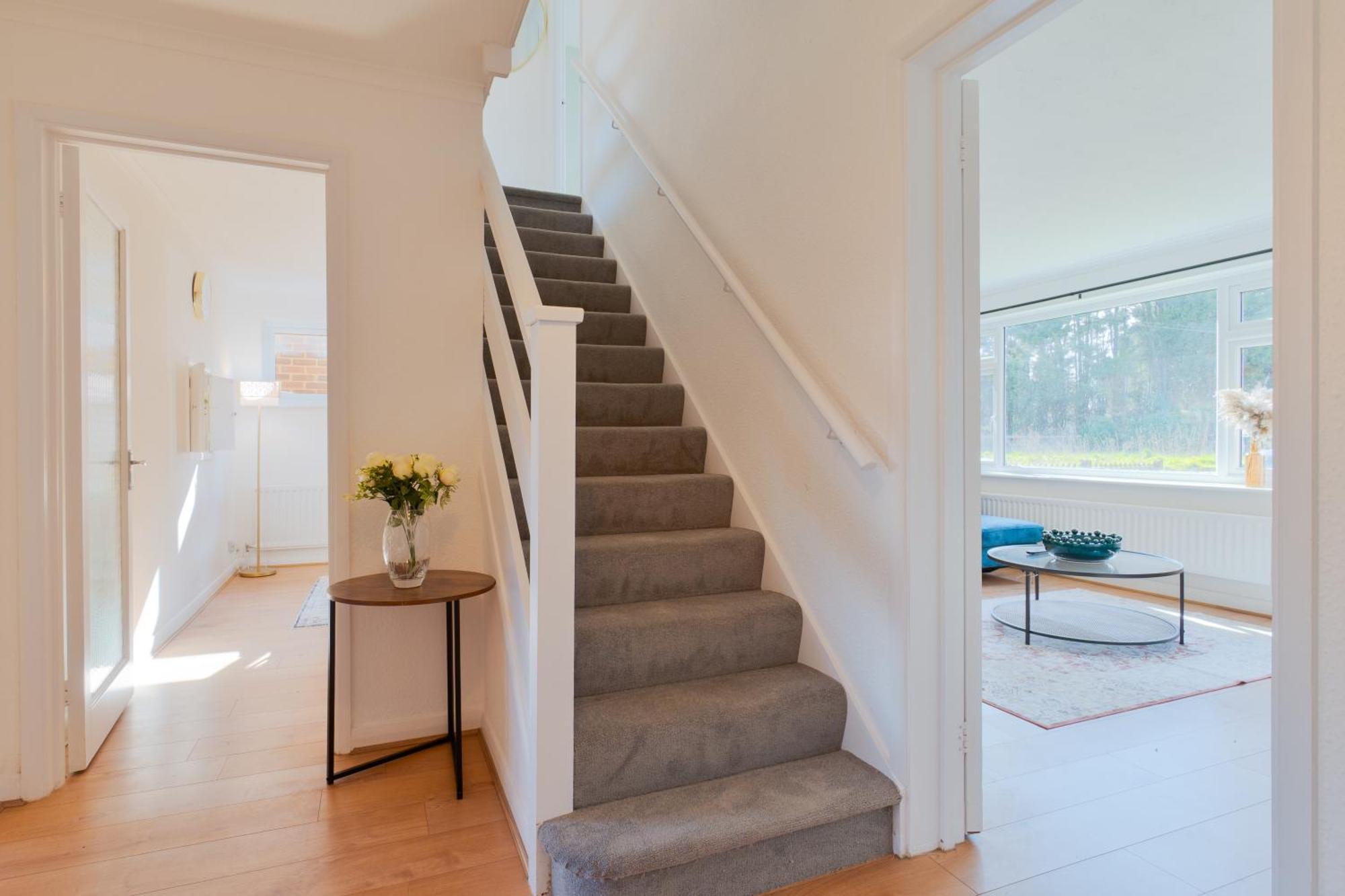 Stylish 4 Bedroom Spacious Retreat With Parking - Sleeps 10 - Families & Contractors Canterbury Exterior foto
