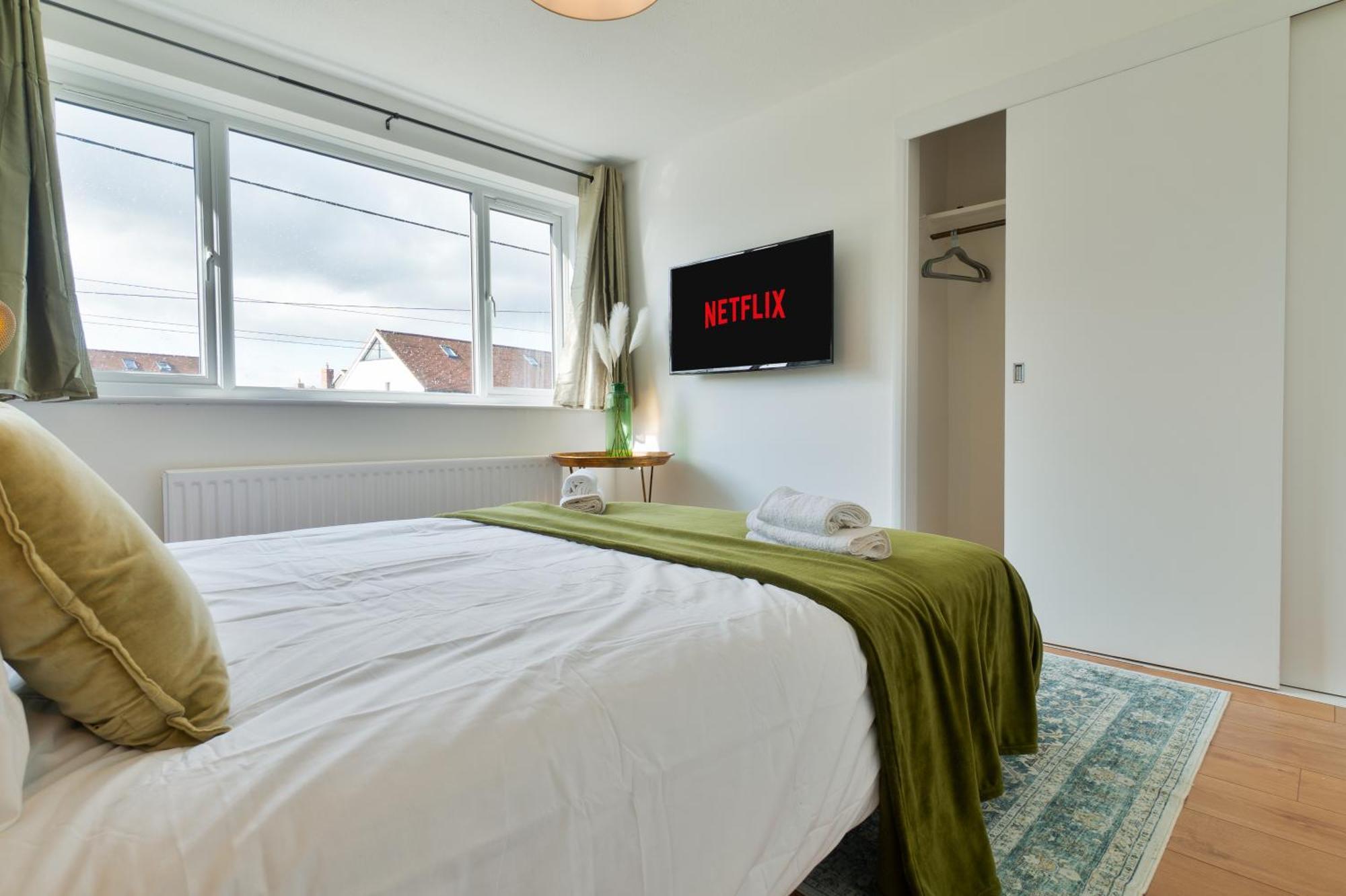 Stylish 4 Bedroom Spacious Retreat With Parking - Sleeps 10 - Families & Contractors Canterbury Exterior foto