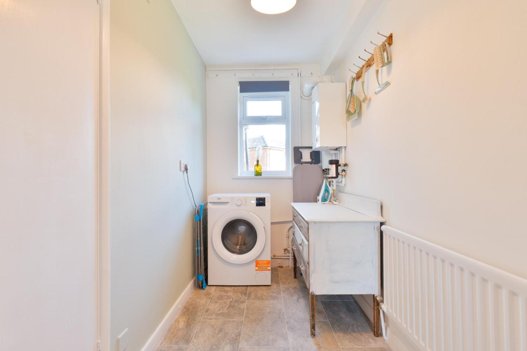 Stylish 4 Bedroom Spacious Retreat With Parking - Sleeps 10 - Families & Contractors Canterbury Exterior foto