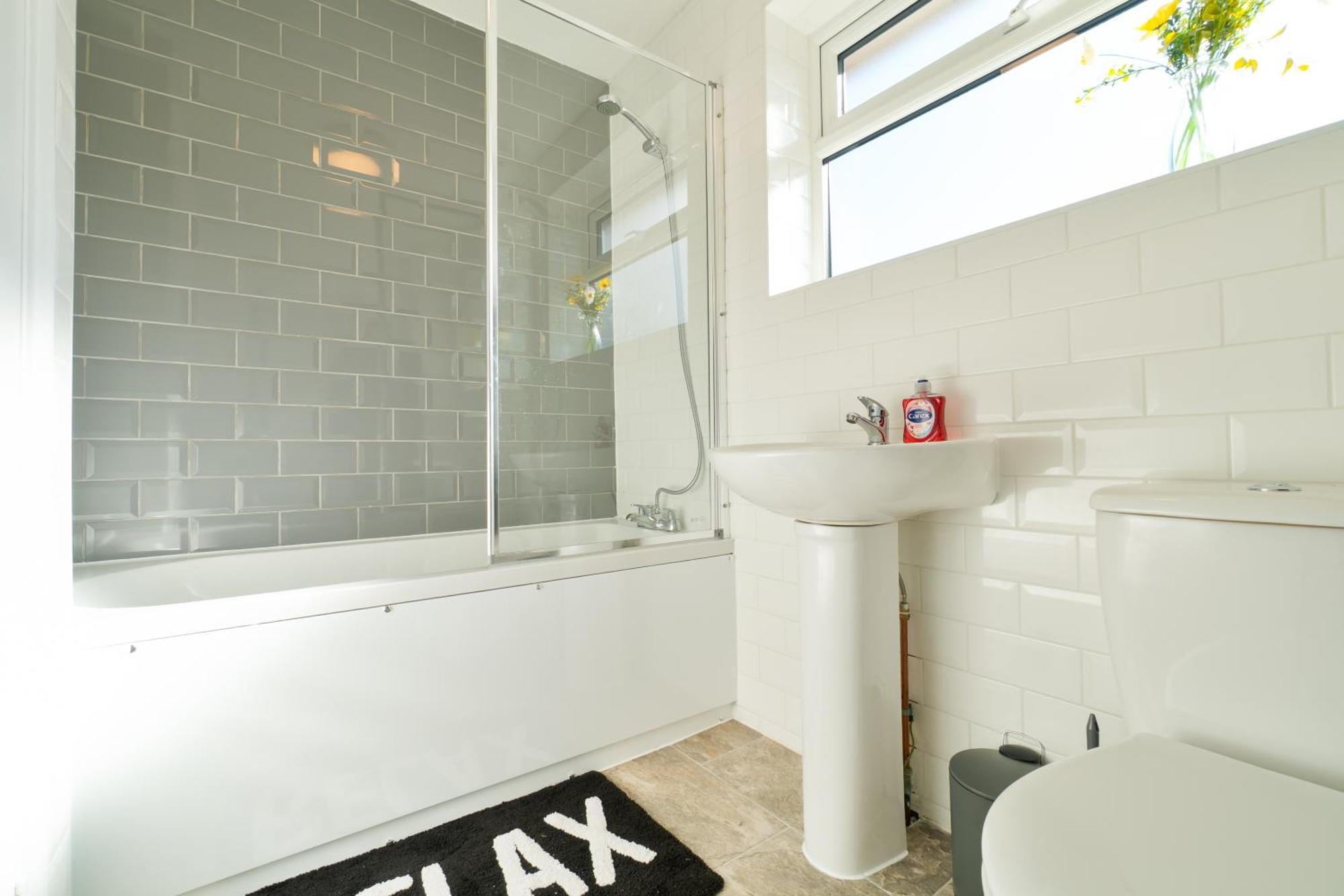 Stylish 4 Bedroom Spacious Retreat With Parking - Sleeps 10 - Families & Contractors Canterbury Exterior foto